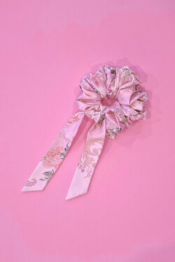 A Touch of Romance Scrunchie-Bow - Pink