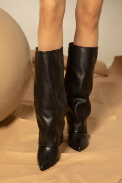 Chic Stride Boots - Black