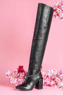 Lorraine boots with movable chain