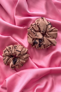 Position To Win Scrunchie - Carnation - Small